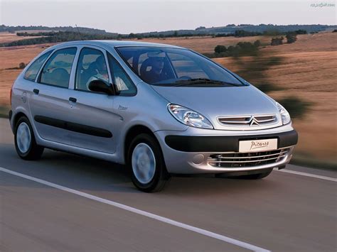 Citroen Xsara Picasso automobilio, pabrėžiant variklio sritį