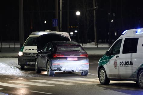 Tematinė nuotrauka: Policijos pareigūnai stabdo automobilį ir tikrina vairuotojo blaivumą alkotesteriu