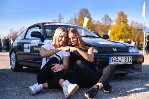 Mergaitės automobilių lenktynėse ir renginiuose