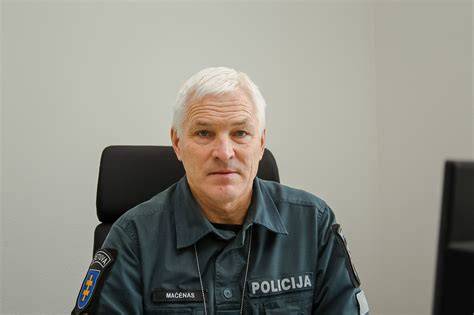 Kelių policijos ataskaitos infografika apie avarijas plikledžio metu