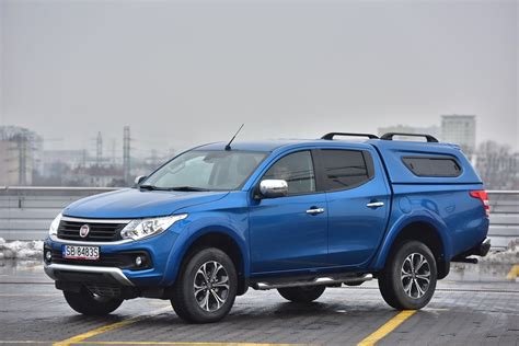 Fiat Fullback pikapo šoninis vaizdas parke