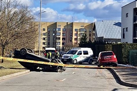 Automobilių susidūrimas sankryžoje, visureigis apvirtęs ant stogo
