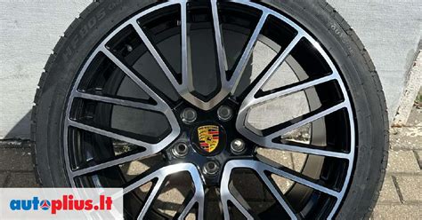 Porsche Cayenne važiuojantis drėgnu keliu su kokybiškomis padangomis