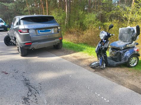 Tematinė nuotrauka: Vyresnio amžiaus vairuotojas prie vairo, galimai su oranžiniu ąžuolo lapo lipduku ant automobilio (jei toks egzistuotų)