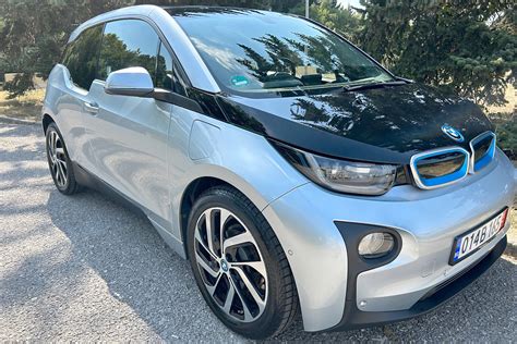 BMW i3 REx interjero vaizdas su skaitmeniniu prietaisų skydeliu, rodančiu energijos srautus