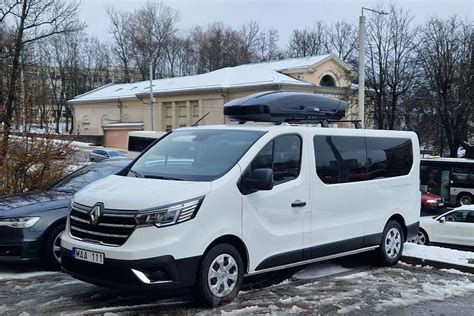Renault Trafic su sumontuotais stogo skersiniais ir kroviniu