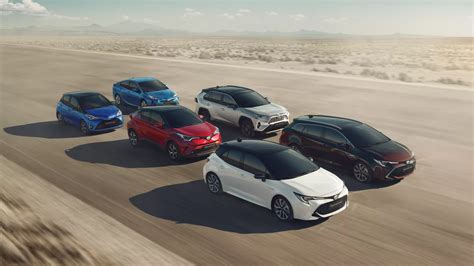 Teminė nuotrauka: BMW ir Toyota automobiliai greta