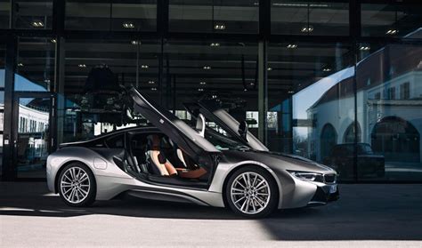 BMW i8 su išskleistomis drugelio sparnų durimis