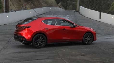 Mazda3 sedano bagažinės vaizdas, pabrėžiantis erdvę ir formą