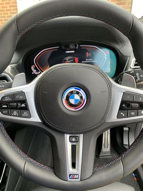 BMW M Performance vairo su Alcantara ir anglies pluoštu pavyzdys