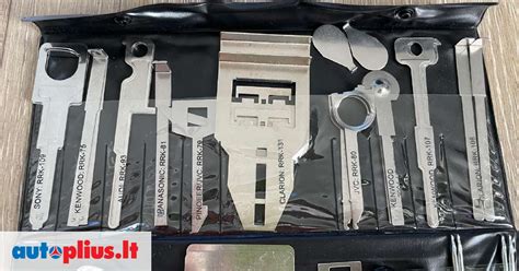 schema, vaizduojanti raktų įstatymą į magnetolos fiksavimo angas