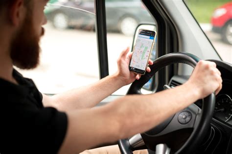 Teminė nuotrauka: sunkvežimio vairuotojas naudojasi navigacijos sistema