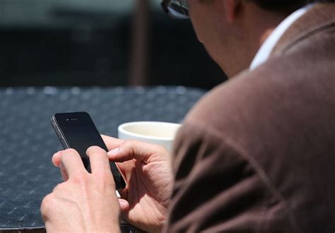 Tematinė nuotrauka: žmogus naudojasi įkraunamu telefonu