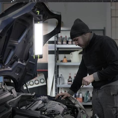 Automechanikas dirbantis su profesionaliais įrankiais