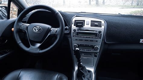 Toyota Avensis III interjero detalės, rodančios daiktadėžių išdėstymą