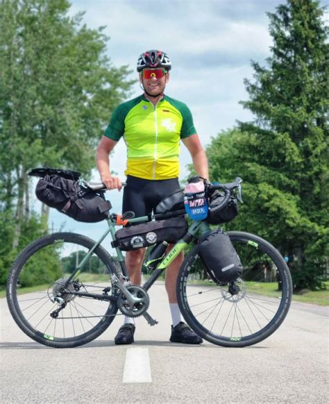 nuotrauka: dviratininkas su specialiais neperšlampamais drabužiais ir pirštinėmis