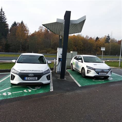 Lentelė su elektromobilių parkavimo sąlygomis didžiuosiuose Lietuvos miestuose