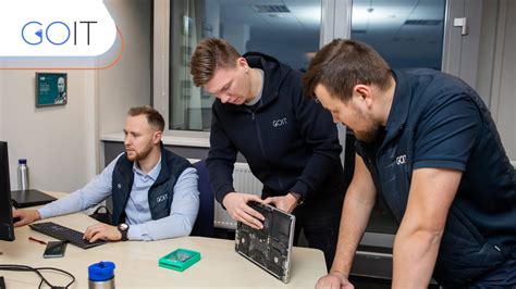 Tematinė nuotrauka: klientas registruojasi autoservise per kompiuterį