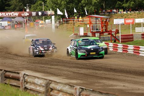 Teminė nuotrauka: automobilių sporto klubas, ralio automobilis lenktynių trasoje