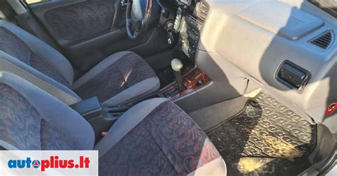Automobilis važiuojantis greitkeliu