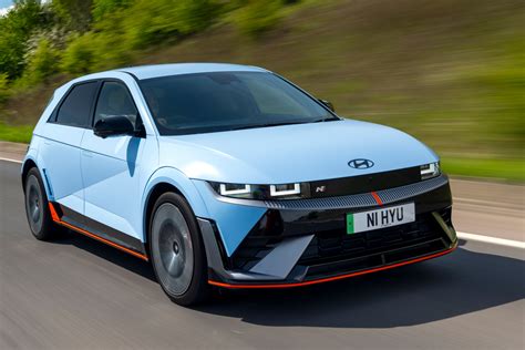 Infografika, vaizduojanti „Hyundai IONIQ 5“ ir „IONIQ 6“ modelius bei jų pagrindinius techninius parametrus