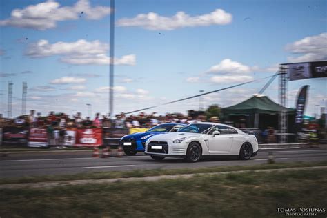Teminis automobilis Nissan GT-R važiuojantis Lietuvos keliais
