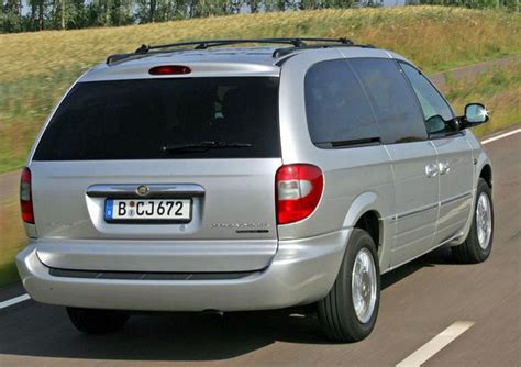 Chrysler Grand Voyager 2001 metų modelio variklio skyriaus nuotrauka