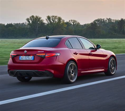 Alfa Romeo Giulia automobilio nuotrauka su priekine dalimi