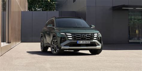 Hyundai Tucson IV išorės vaizdas su sumontuotais stogo skersiniais kroviniams gabenti