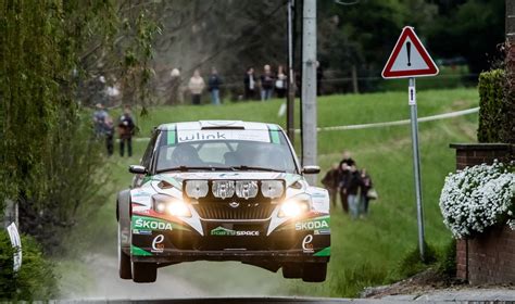 „Škoda Fabia S2000“ lenktyninis automobilis ralio trasoje