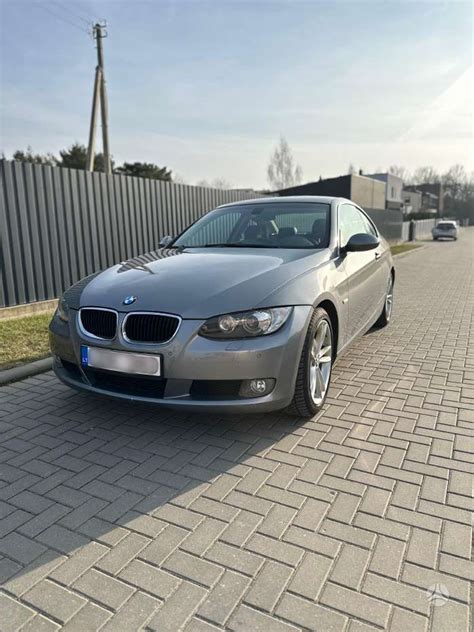 automobilio BMW E92 eksterjero nuotrauka, pabrėžianti kupė kėbulo linijas