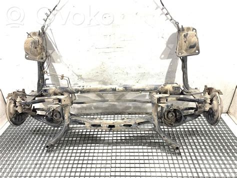 Schematinis Skoda Octavia priekinės važiuoklės vaizdas su pagrindiniais komponentais