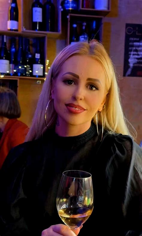 Platono idėjų iliustracija su šviesa ir šešėliais