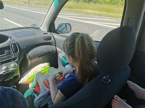 Saugumo piktograma automobilyje su vaikais