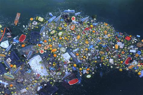 nuotrauka su plastiko atliekomis vandenyne