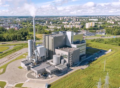 nuotrauka su kogeneracinės jėgainės dūmtraukiu