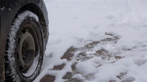 Teminis automobilis padengtas sniegu ir ledu