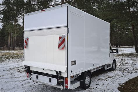 Didelis Peugeot Boxer furgonas su atidarytomis galinėmis durimis