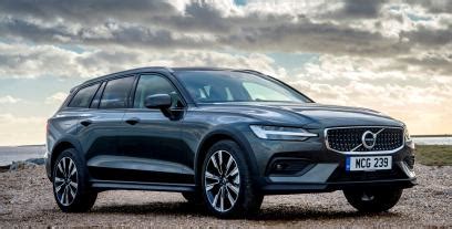 Priekinė Volvo V60 II Cross Country dalis su įjungtais LED žibintais, demonstruojanti modernų dizainą.