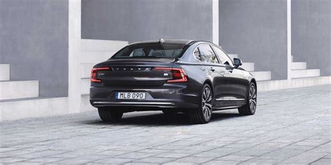 Lentelė su Volvo S90 modelių kuro sąnaudomis ir CO2 emisijos rodikliais