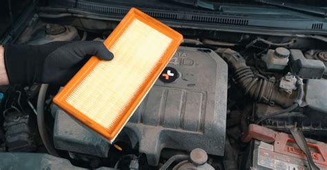 Vaizdas, iliustruojantis tepalo filtro keitimą BMW automobilyje