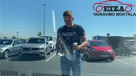 Instruktorius su mokiniu mokomajame automobilyje Toyota Auris