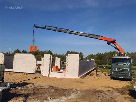 Fiskaras keliantysis sunkius krovinius statybvietėje