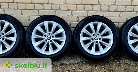 Tematinė nuotrauka su automobilio padangomis skirtingais metų laikais