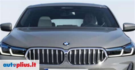 Thematinė nuotrauka su naujomis BMW grotelėmis ant BMW automobilio