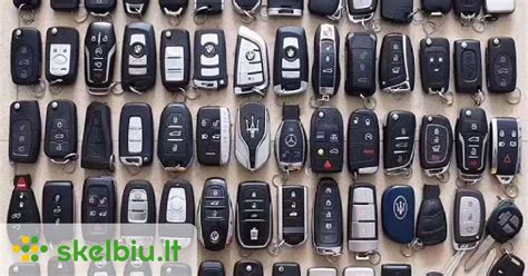 Nuotrauka, vaizduojanti automobilio spyną su įkištu raktu