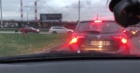 Vairuotojas valo automobilio langą