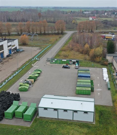 Nuotrauka: Didelių gabaritų atliekų surinkimo aikštelė su padangų konteineriais