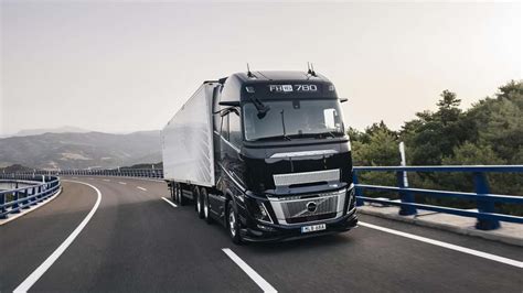 Nuotrauka: modernus sunkvežimis „Volvo FH Aero“ kelyje