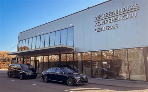 Teminis automobilio salonas su aprasojusiais langais rudens metu